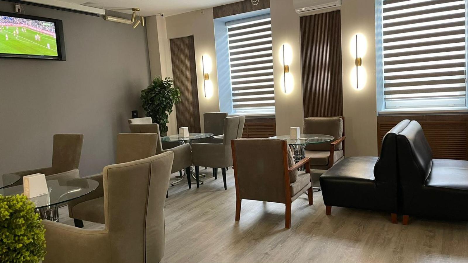 Tengri Hotel Atyraū Exteriör bild