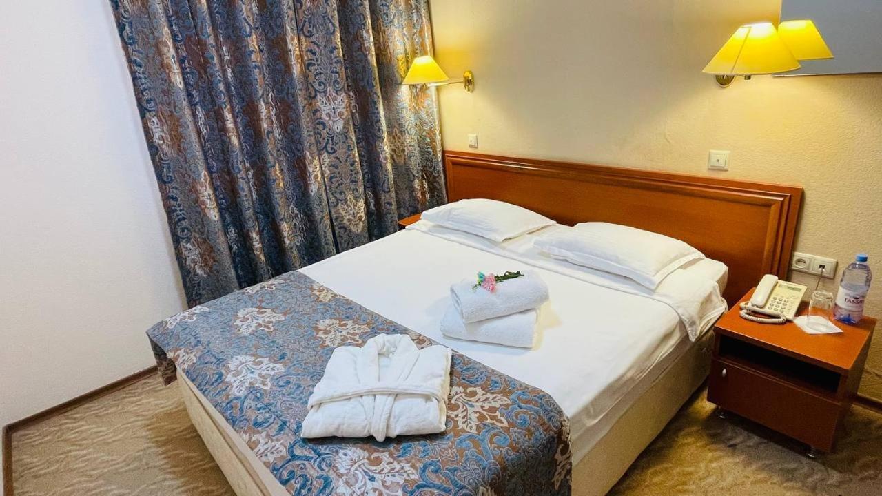 Tengri Hotel Atyraū Exteriör bild
