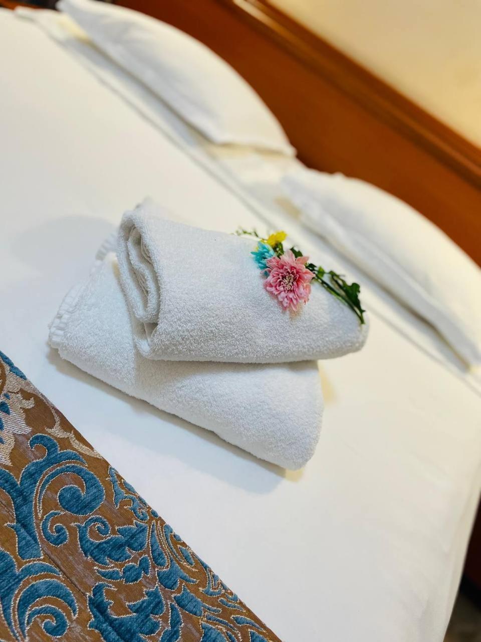 Tengri Hotel Atyraū Exteriör bild