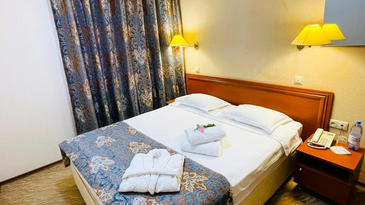 Tengri Hotel Atyraū Exteriör bild