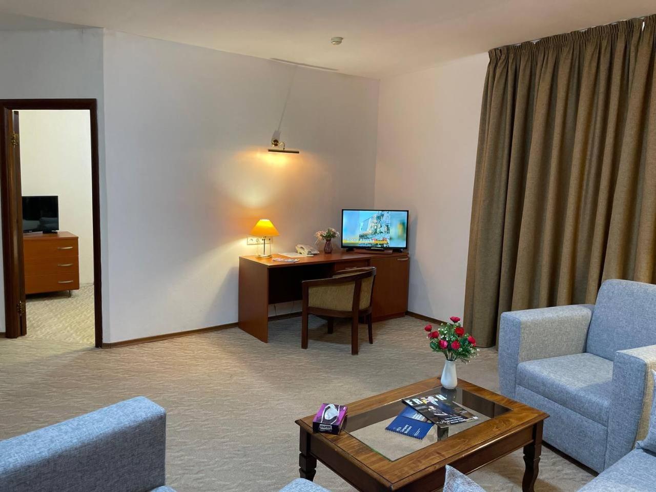 Tengri Hotel Atyraū Exteriör bild