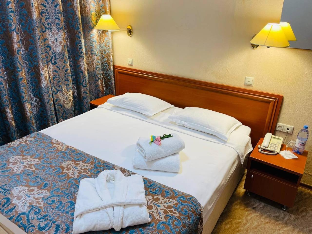 Tengri Hotel Atyraū Exteriör bild