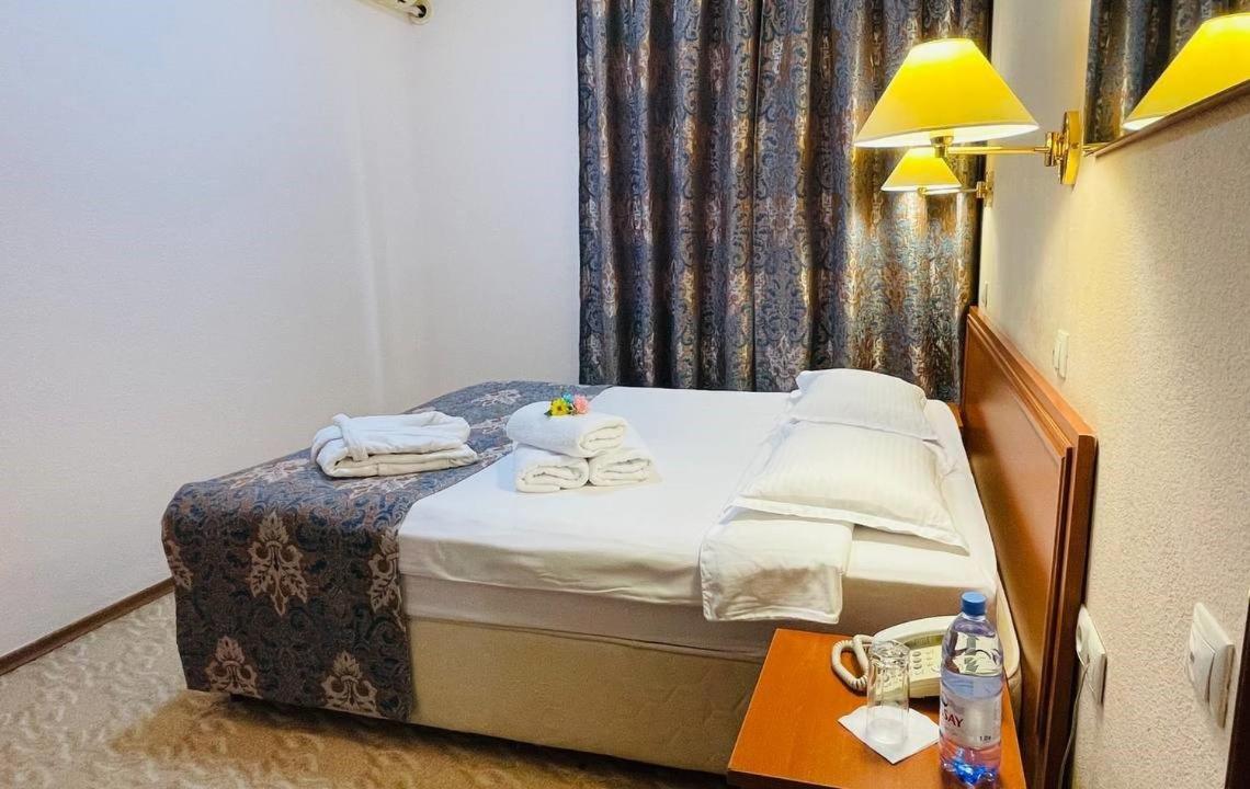 Tengri Hotel Atyraū Exteriör bild