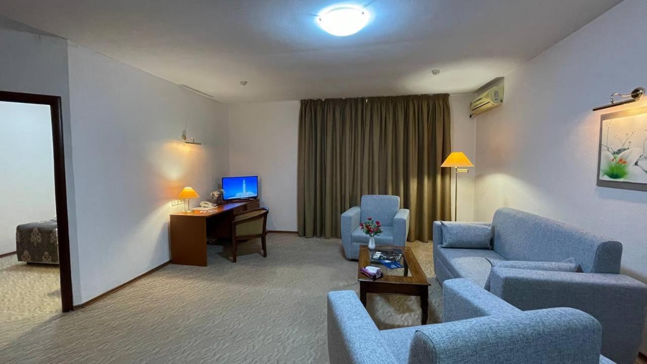 Tengri Hotel Atyraū Exteriör bild