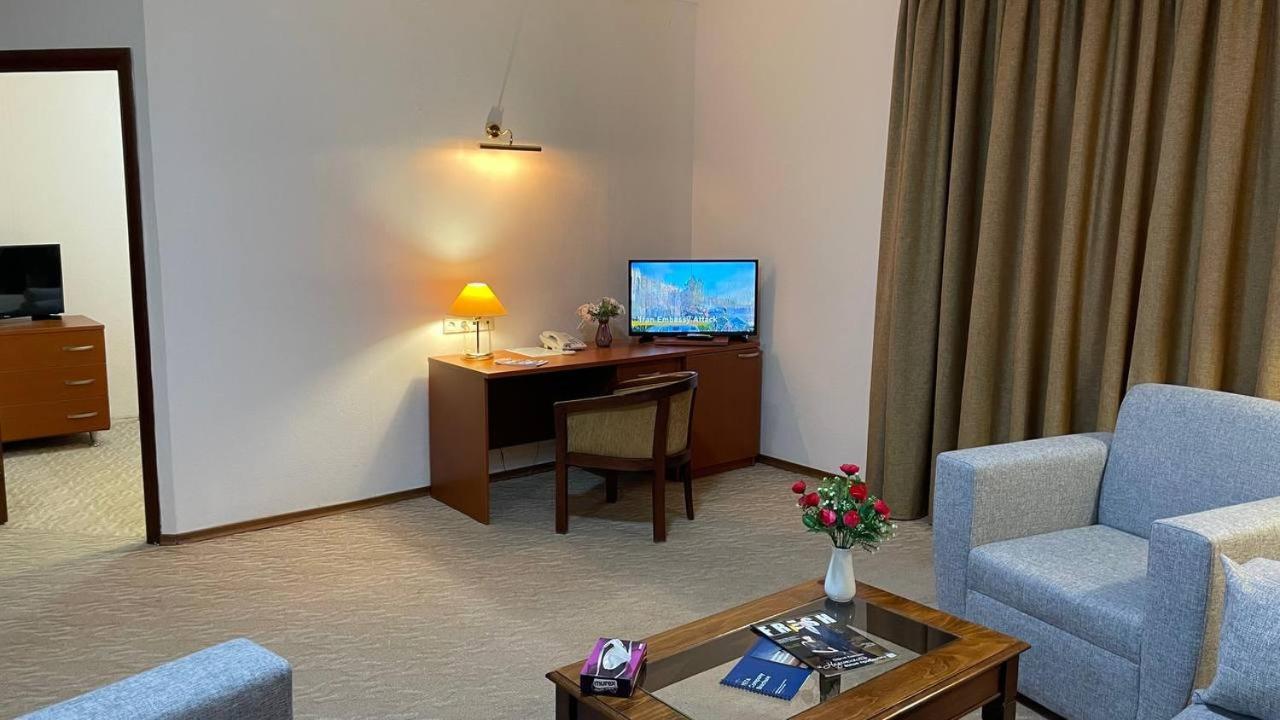 Tengri Hotel Atyraū Exteriör bild