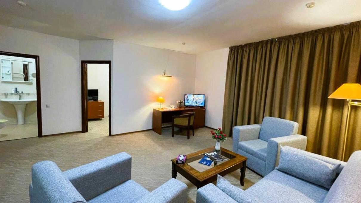 Tengri Hotel Atyraū Exteriör bild